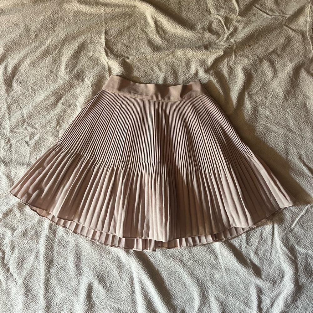 tan pleated skirt